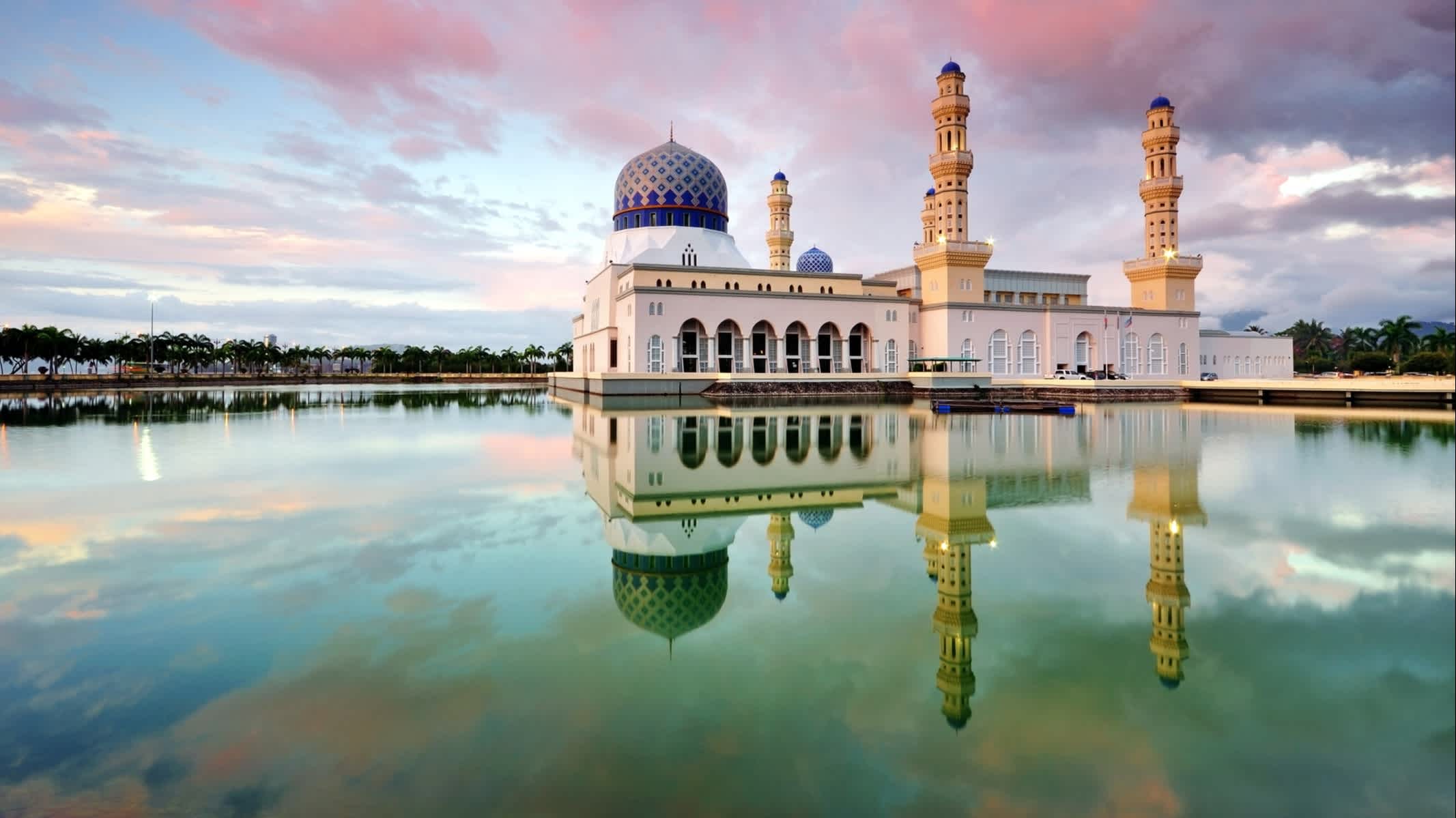 Reflet dans l'eau de la mosquée de Kota Kinabalu au coucher du soleil, Bornéo Malaisie.