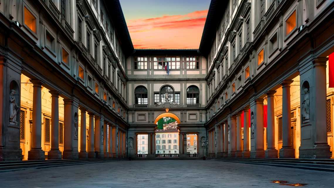Piazzale degli Uffizi in Florenz bei Sonnenaufgang, Italien