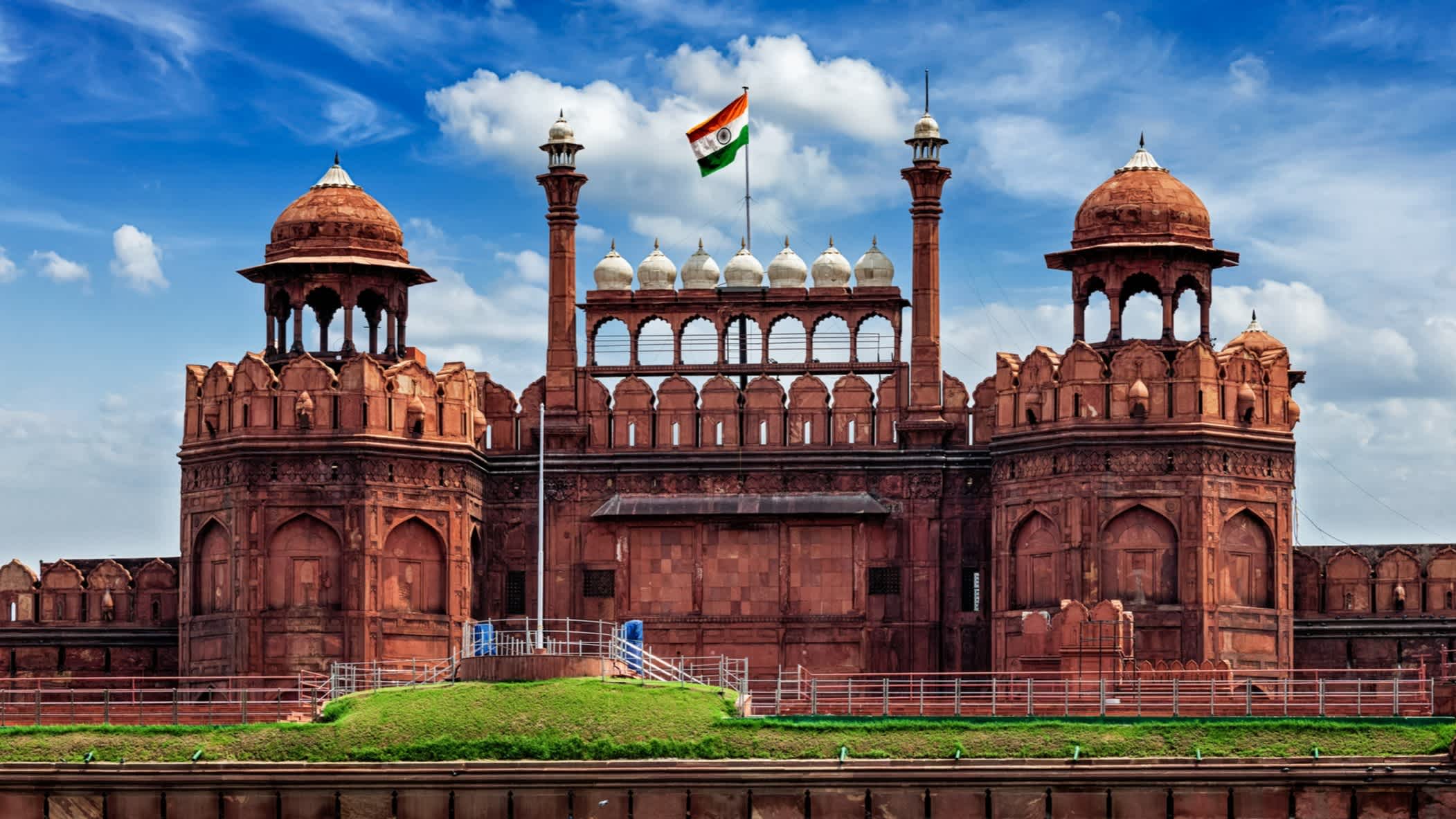 Blick auf das Rote Fort Lal Qila mit Indischer Flagge in Delhi, Indien