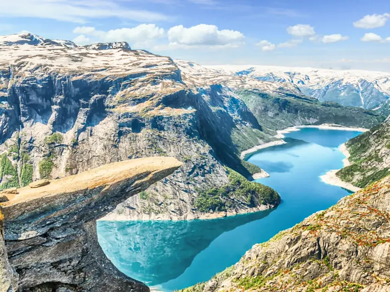 Norvège, Hordaland, formation rocheuse de Trolltunga Vue à couper le souffle sur la formation rocheuse de Trolltunga, Hordaland, Norvège.