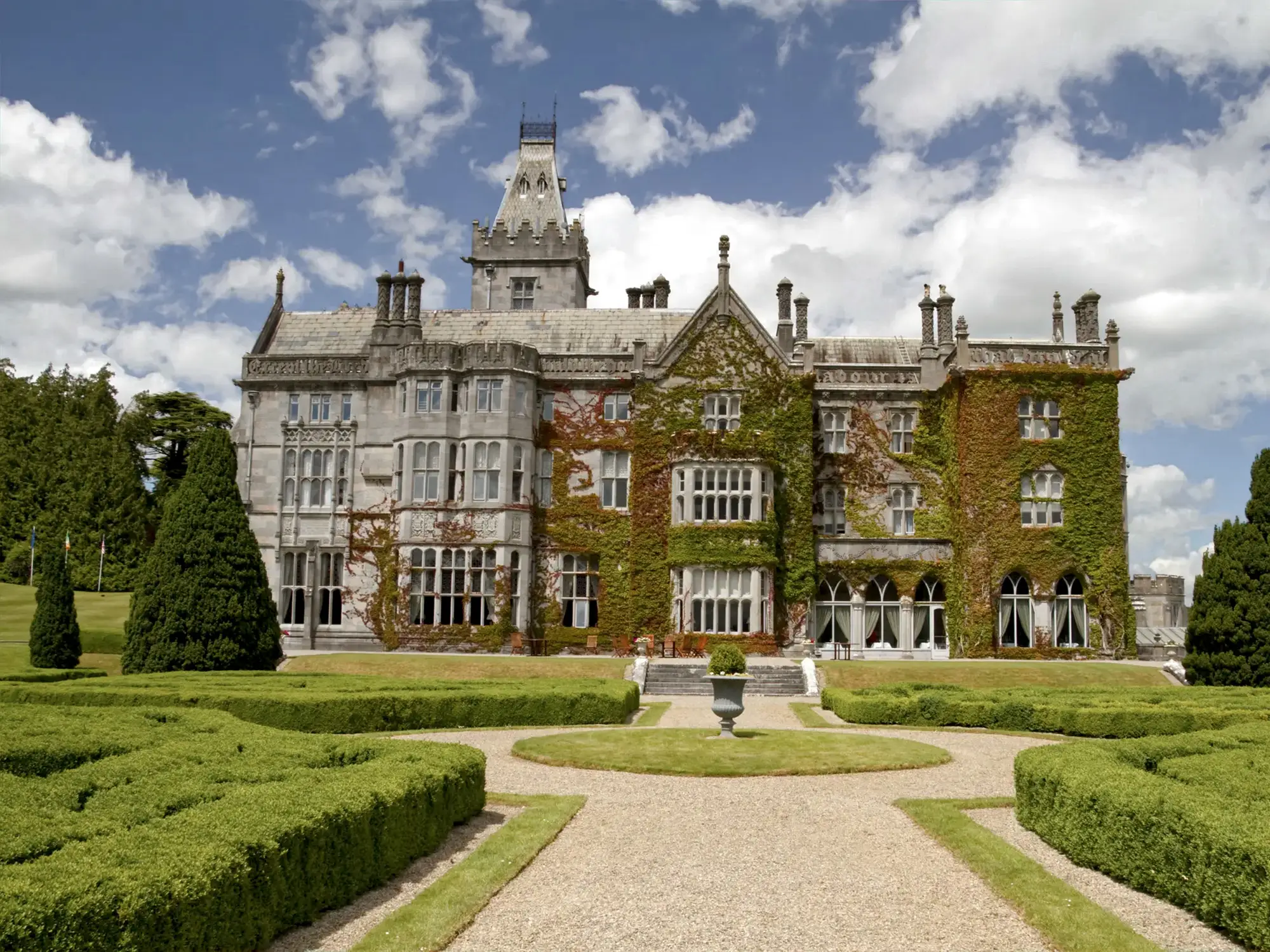 Ein Blick auf den Garten und das Schloss - Hotel in Adare, Irland. 