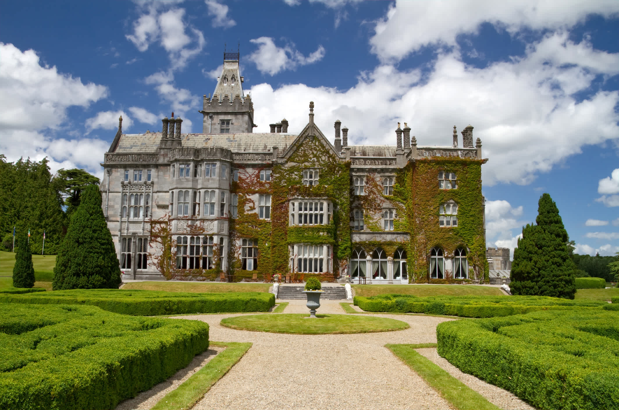 Ein Blick auf den Garten und das Schloss - Hotel in Adare, Irland. 