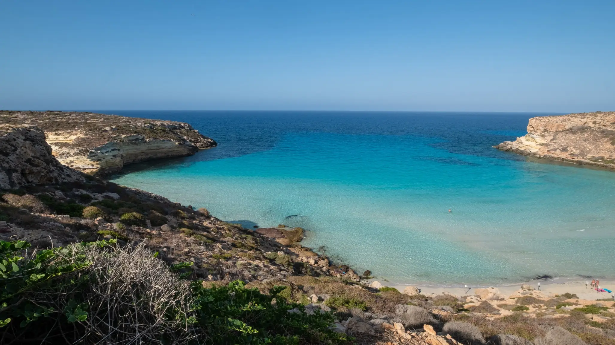 Italien, Lampedusa (2) Sandstrand in einer Bucht auf Lampedusa