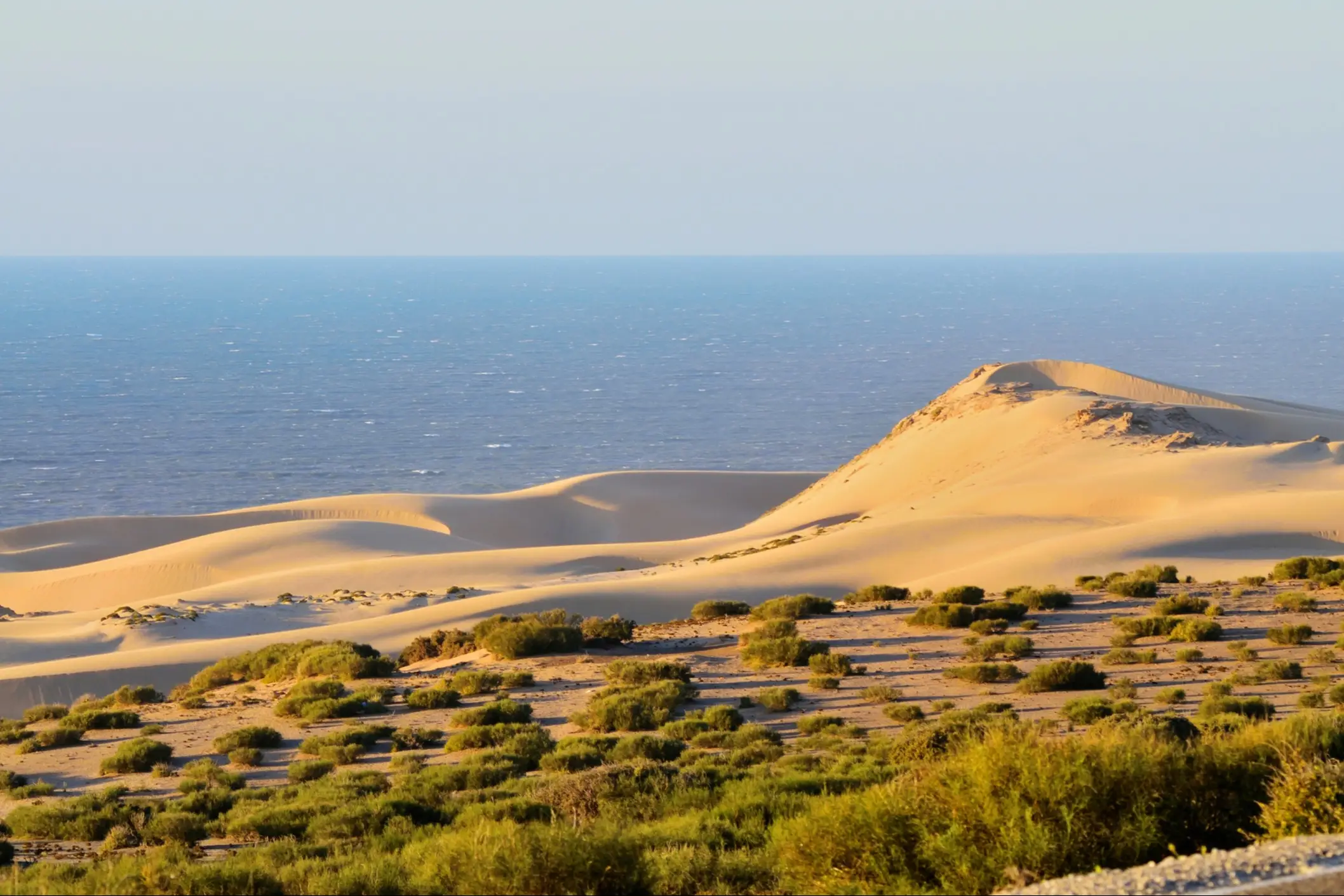 Düne bei Agadir in Marokko, im Hintergund das Meer.