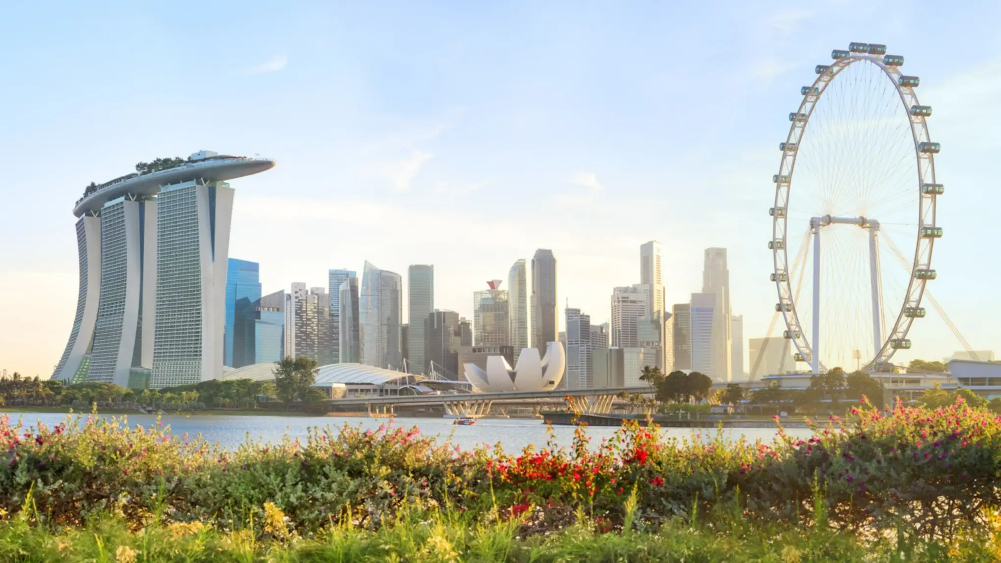 Vue de la Marina Bay depuis Marina East avec des fleurs au premier plan, Singapour.