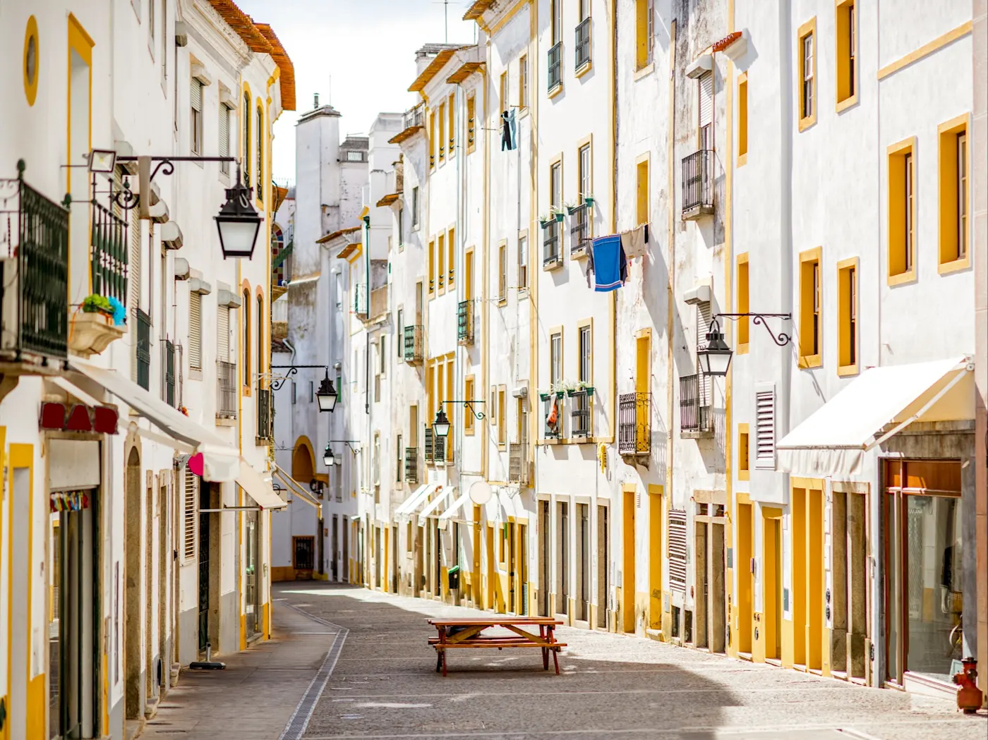 La ville historique d'Évora avec ses maisons blanchies à la chaux et ses ruines romaines bien conservées