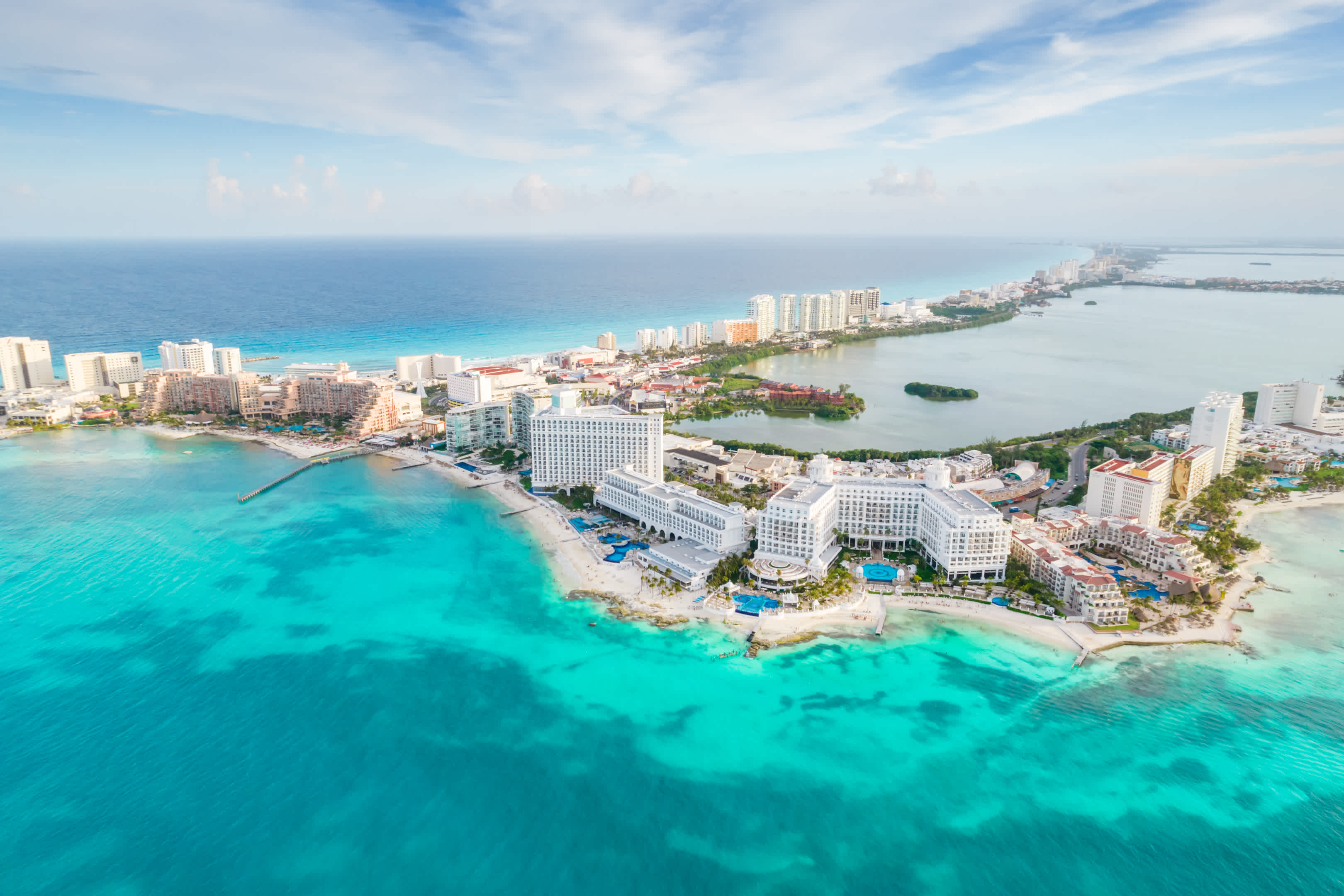 Panorama aérien de la plage de Cancun et de la zone hôtelière de la ville au Mexique. Paysage de la côte caraïbe de la station mexicaine avec la plage Playa Caracol et la rue Kukulcan. Riviera Maya dans la région de Quintana roo sur la péninsule du Yucatan
