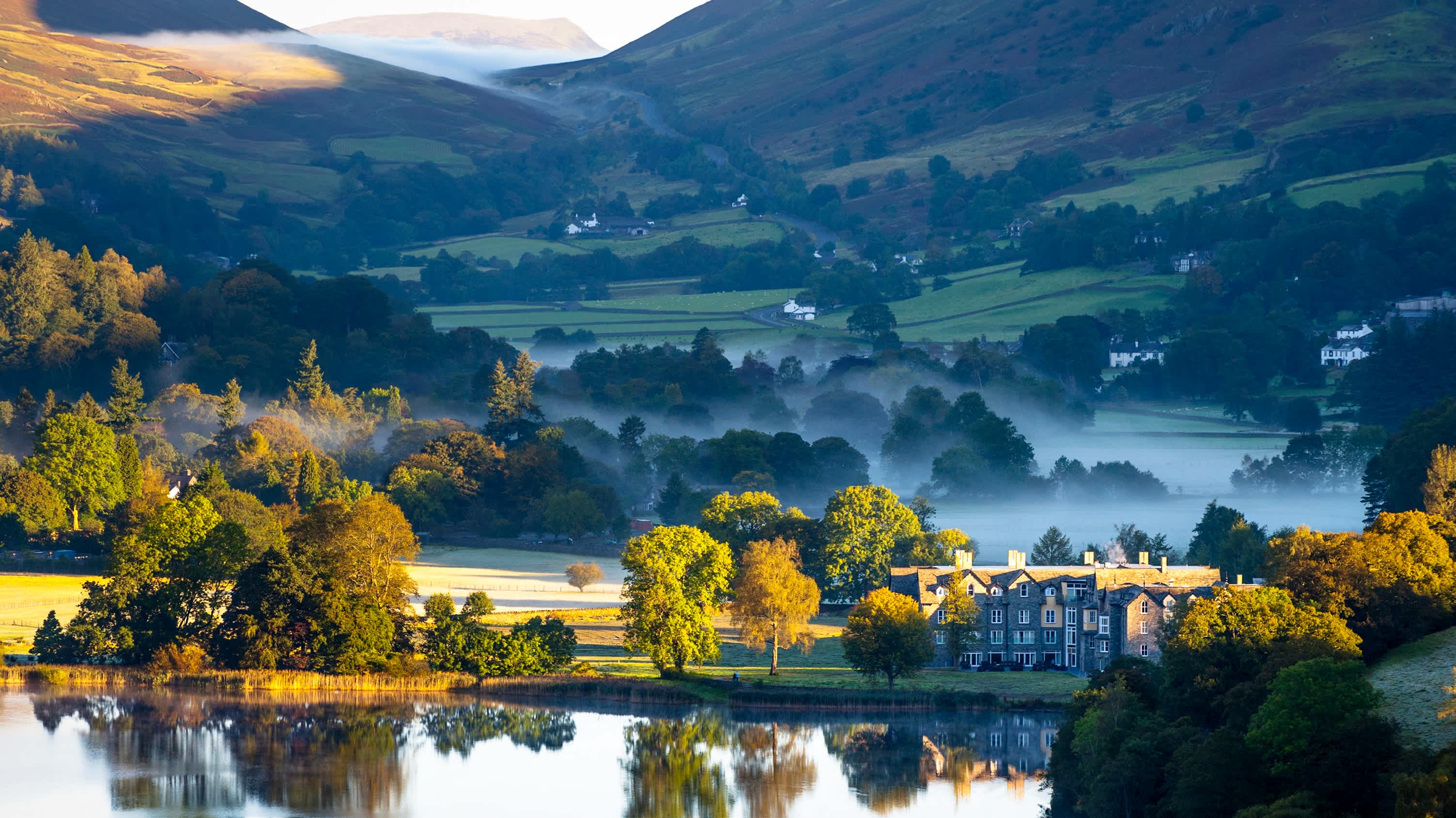 Nebliger Sonnenaufgang im Oktober in Grasmere, im englischen Lake District, England, Großbritannien.