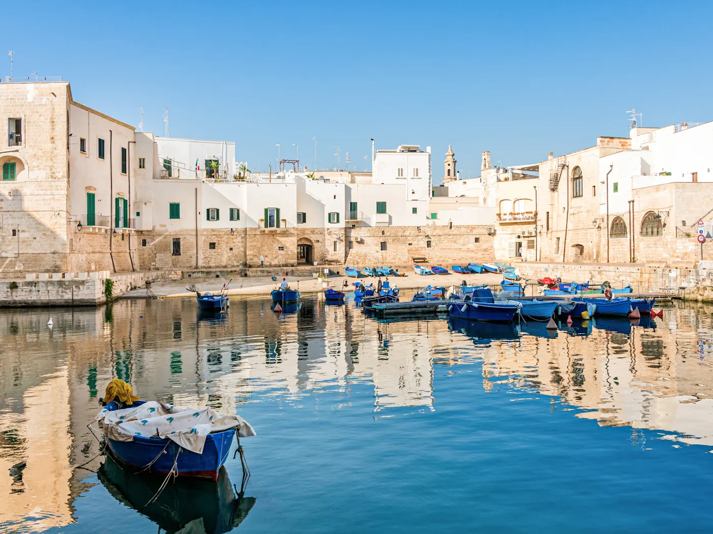 Monopoli, Apulien, Italien Ein charmantes Fischerdorf mit historischem Hafen, blauen Fischerbooten und gut erhaltenen mittelalterlichen Bauwerken entlang der adriatischen Küste.