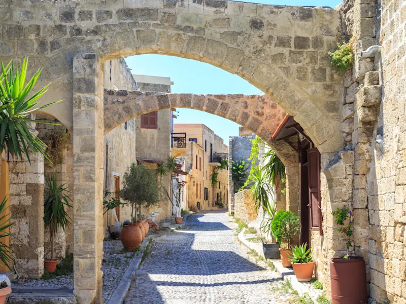 Historischen Gassen der Altstadt Rhodos mit Blumen auf Rhodos, Dodekanes, Griechenland
