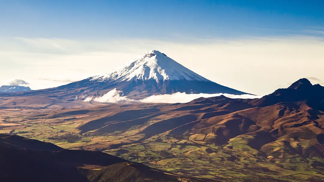 Luftaufnahme des Vulkans Cotopaxi in Ecuador.