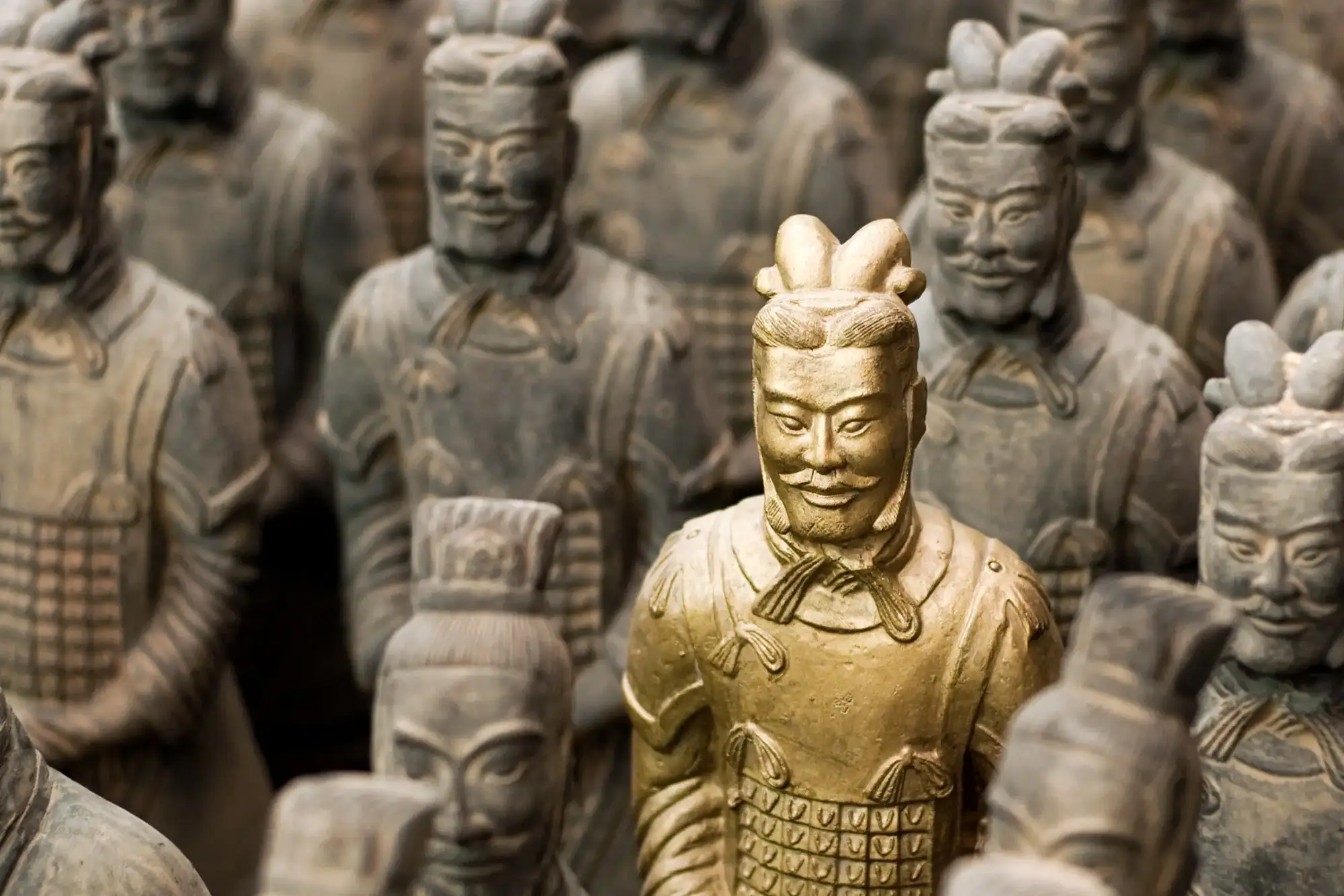 Antike Terrakotta-Armee mit goldenem Krieger als Mittelpunkt. Xi’an, China.