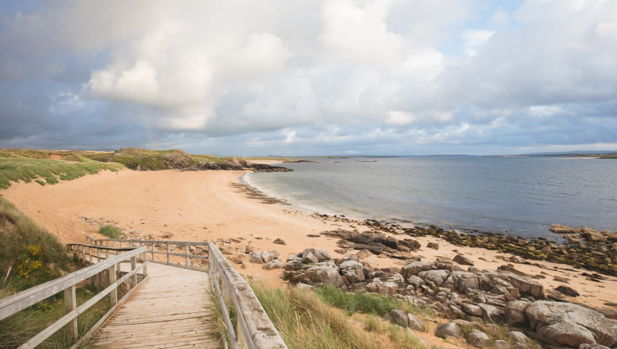 Vue de la plage déserte de Maghera dans le Donegal, Irlande