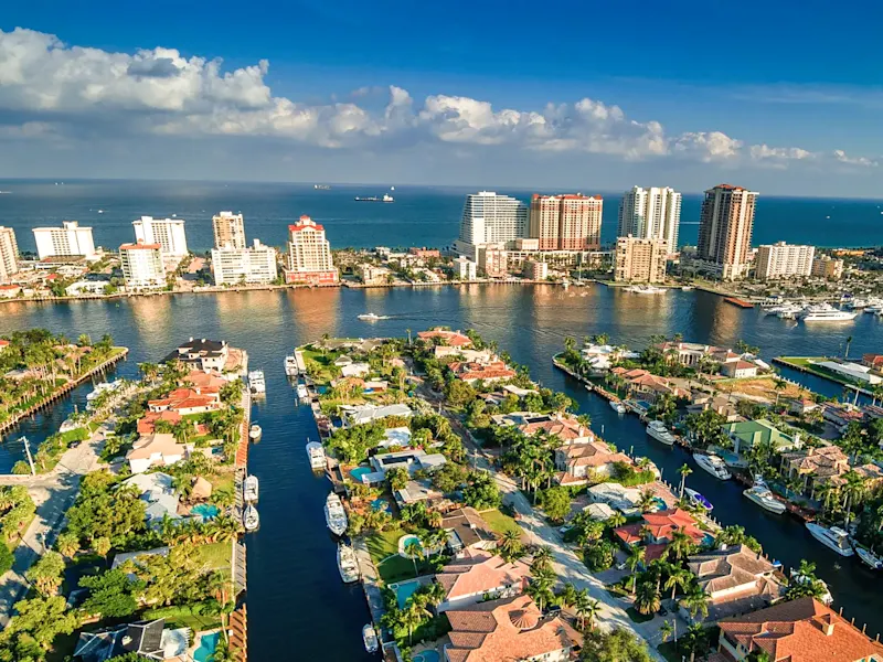 États-Unis, Floride, Fort Lauderdale Vue aérienne d'une ville de canaux d'eau avec des bâtiments modernes à Fort Lauderdale. Fort Lauderdale, Floride, États-Unis.