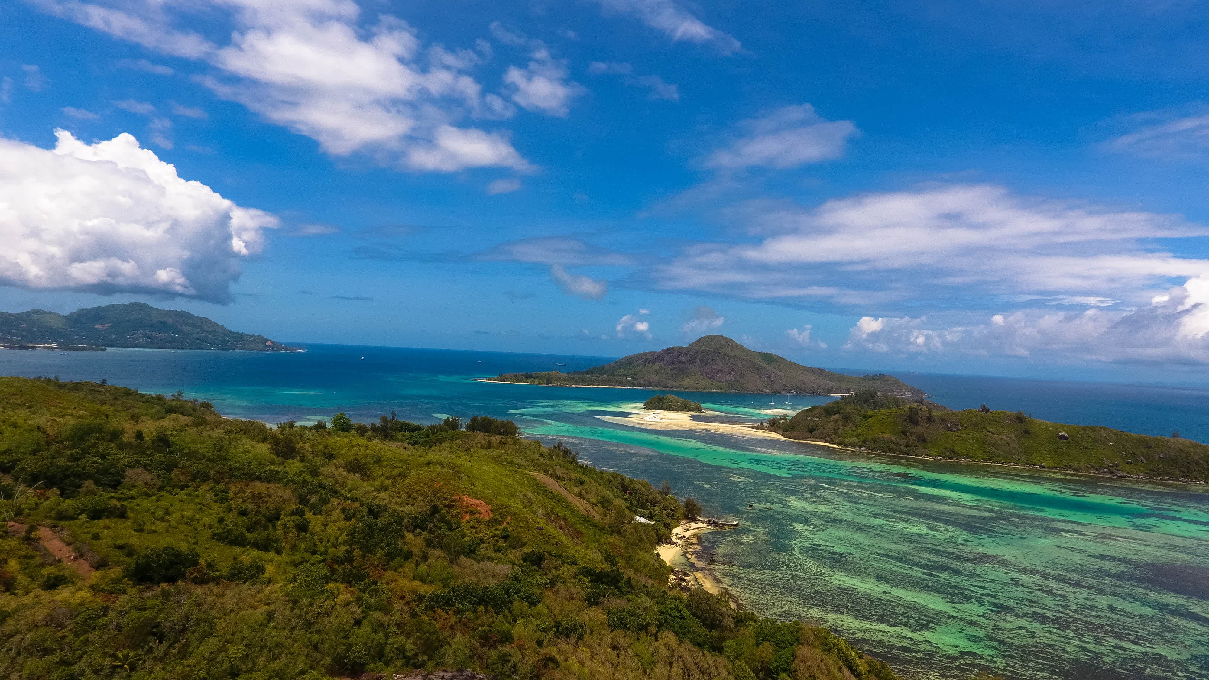 Photographie par drone, île de Cerf près de l'île de Mahé aux Seychelles. Plus grande île de l'archipel, elle fait partie du parc national marin de Sainte Anne et du district de Mont Fleuri.