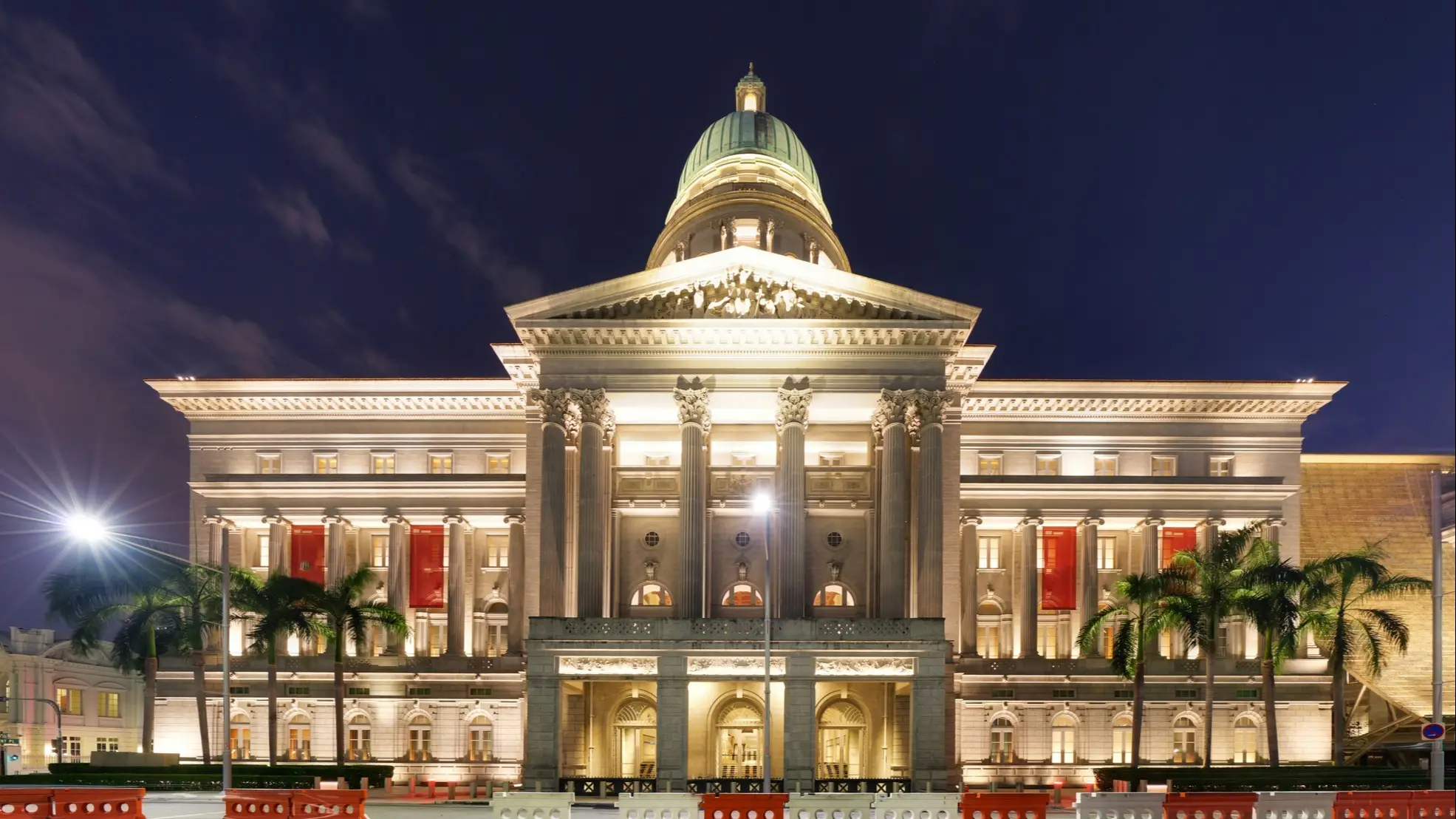 Vue nocturne de la Galerie nationale de Singapour