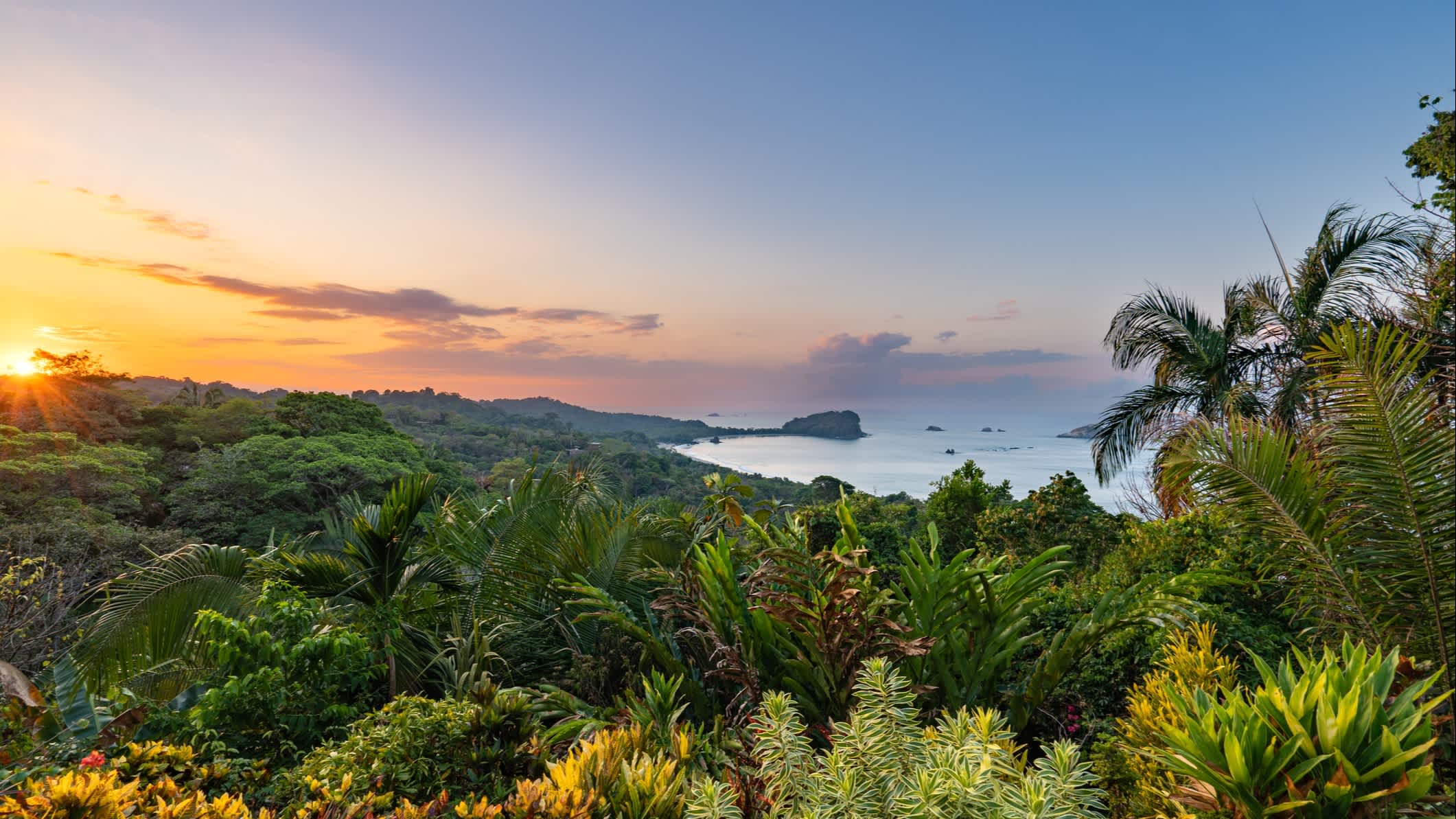 Sonnenaufgang über der Manuel Antonio Nationalpark an der Pazifikküste Costa Rica.

