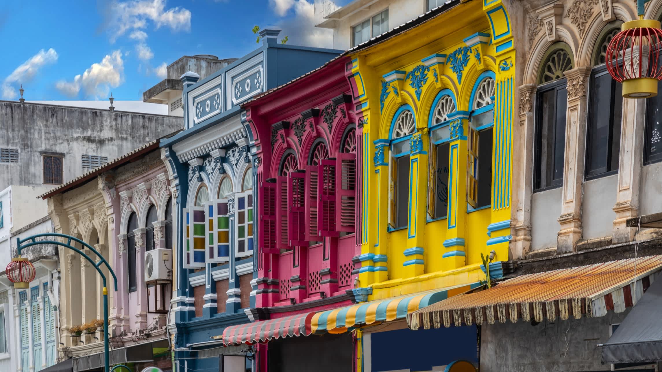Façades colorées dans la ville de Phuket, Thaïlande