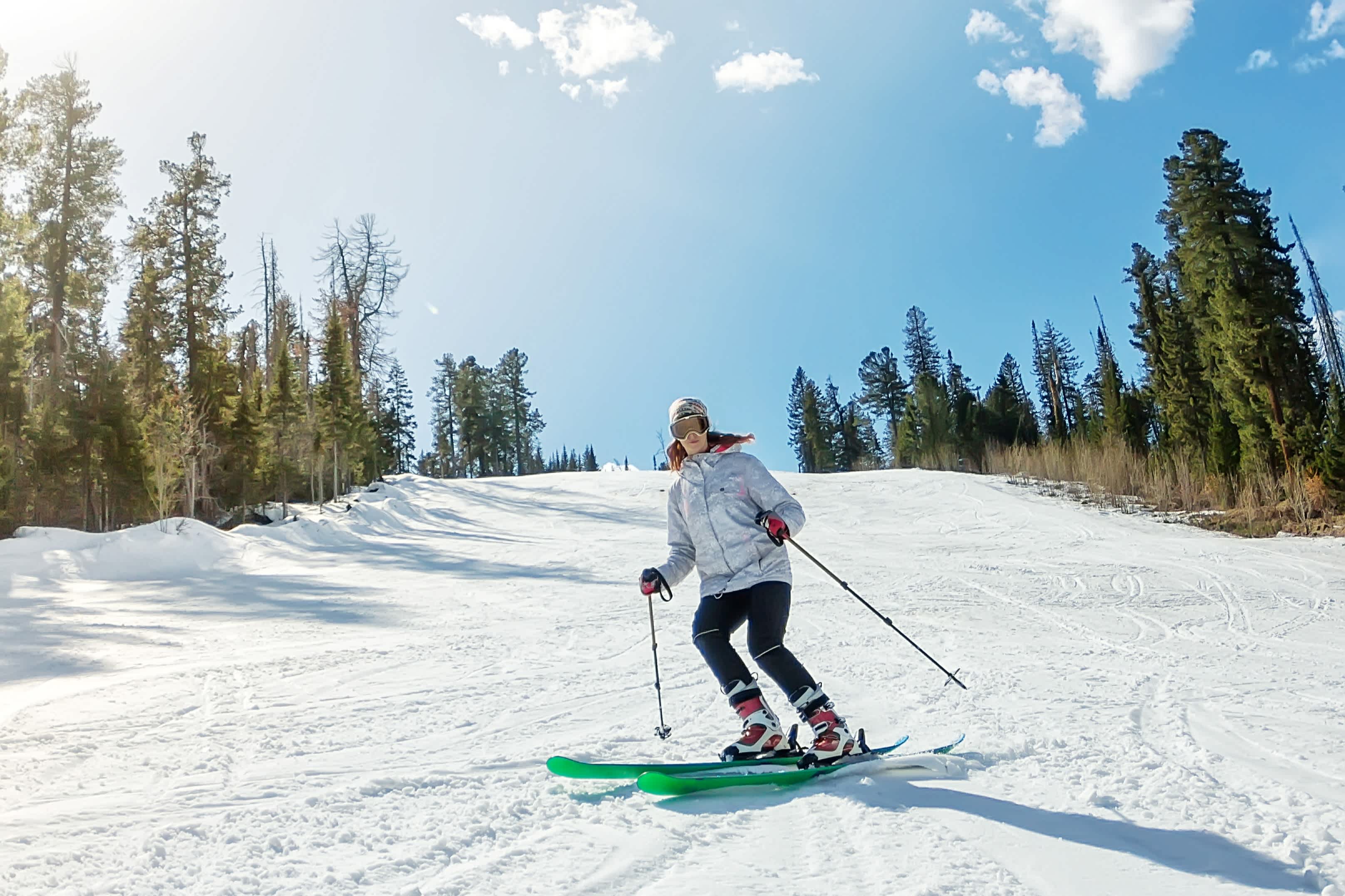 Junges Mädchen auf Skisport in Kanada.