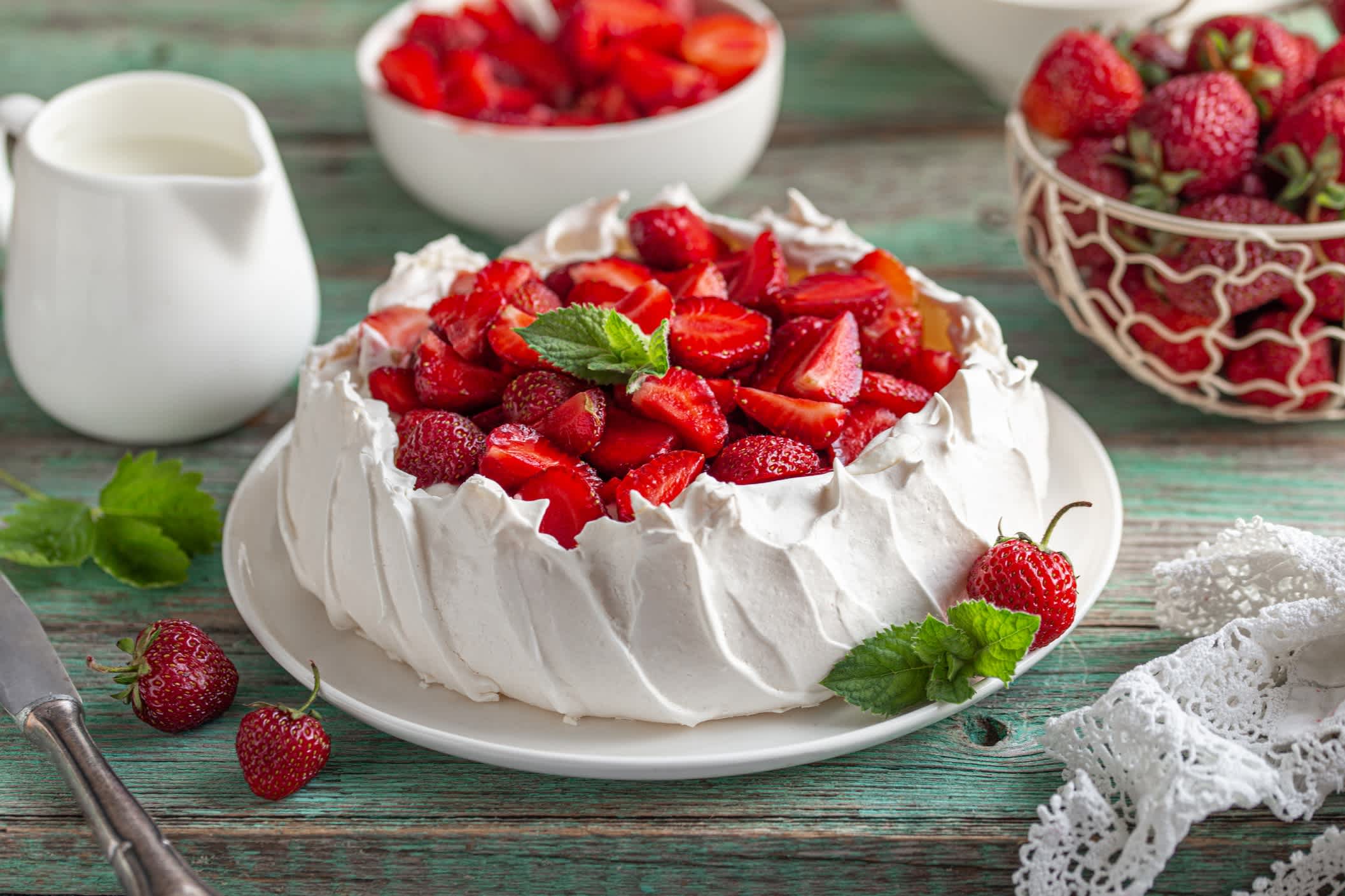 Pavlova-Kuchen mit frischen Erdbeeren