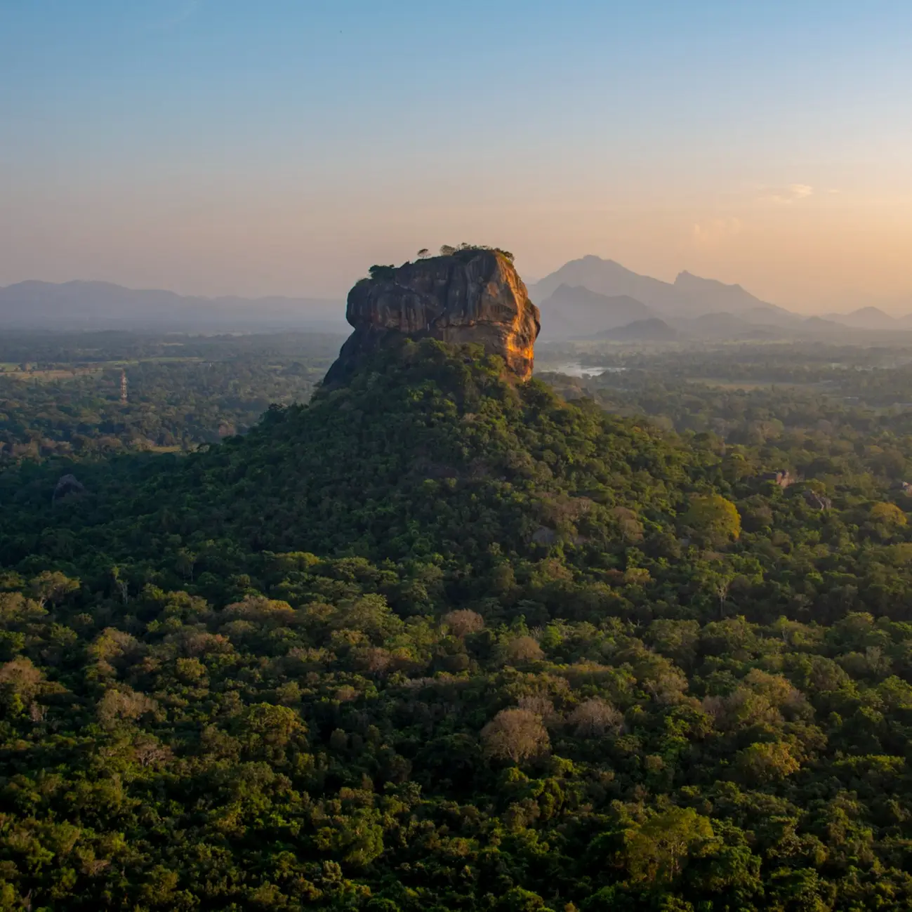 Lions Rock in Sri Lanka Schöne Abendfarben während des Sonnenuntergangs über Sigiriya oder Lions Rock in Sri Lanka