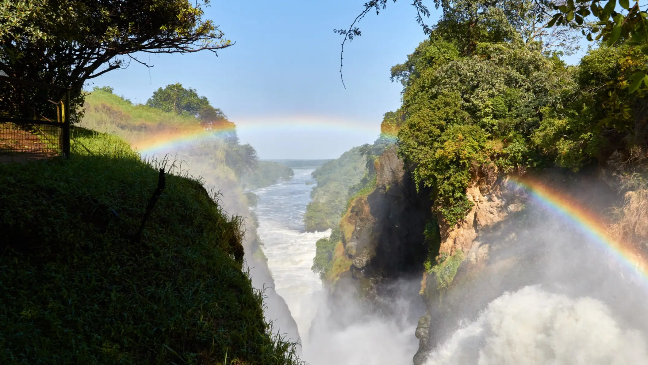 Regenbogen über den Murchison Falls, wo der Victoria-Nil durch eine enge Schlucht stürzt. Uganda.