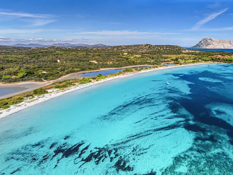 Cala Brandinchi, Italien Sardinien Cala Brandinchi in Sardinien ist bekannt für sein kristallklares Wasser und den feinen weißen Sand, der sich harmonisch in die umgebende mediterrane Landschaft einfügt