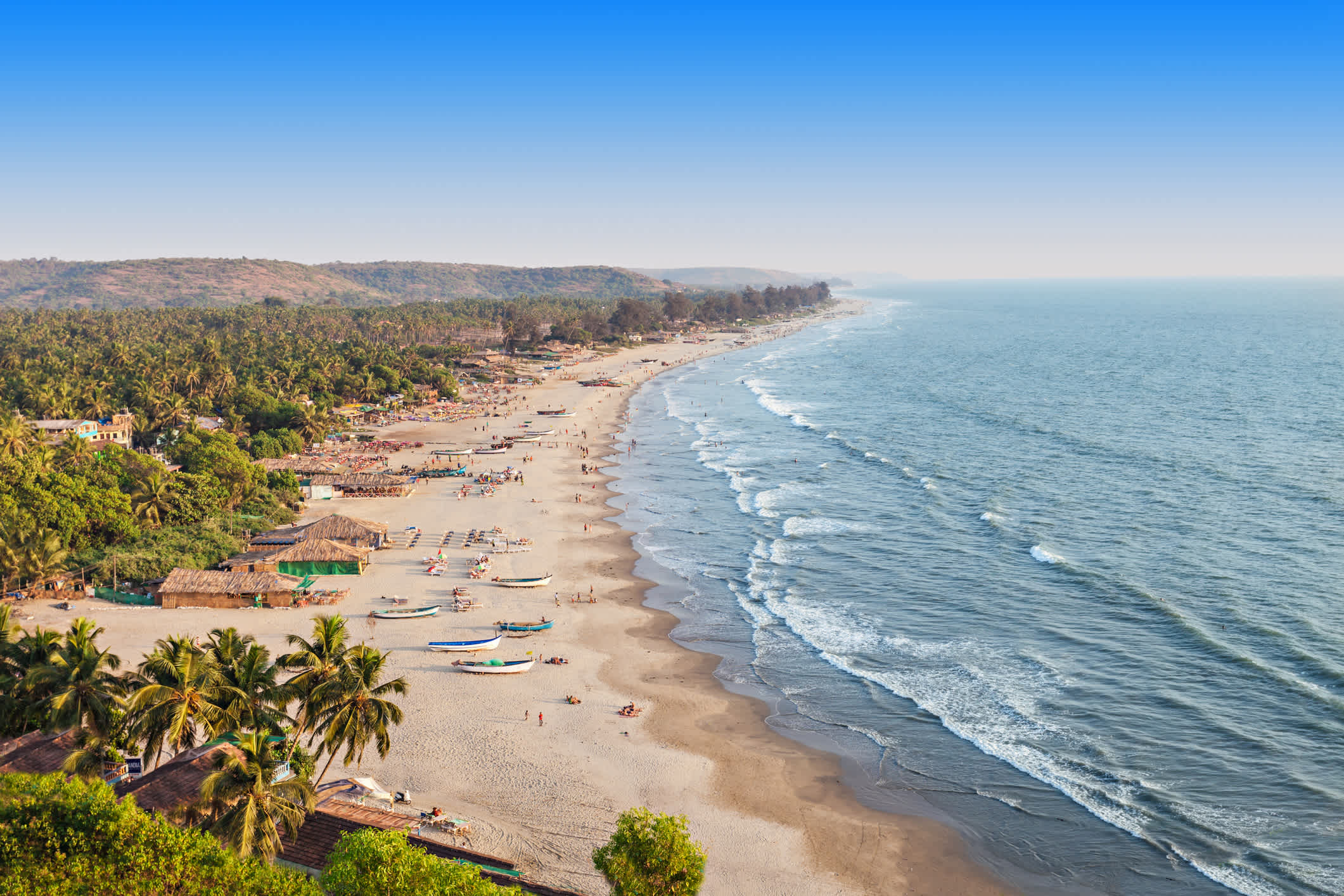Vue aérienne de la plage d'Arambol avec des bateaux et cabines de plages, à Goa, en Inde