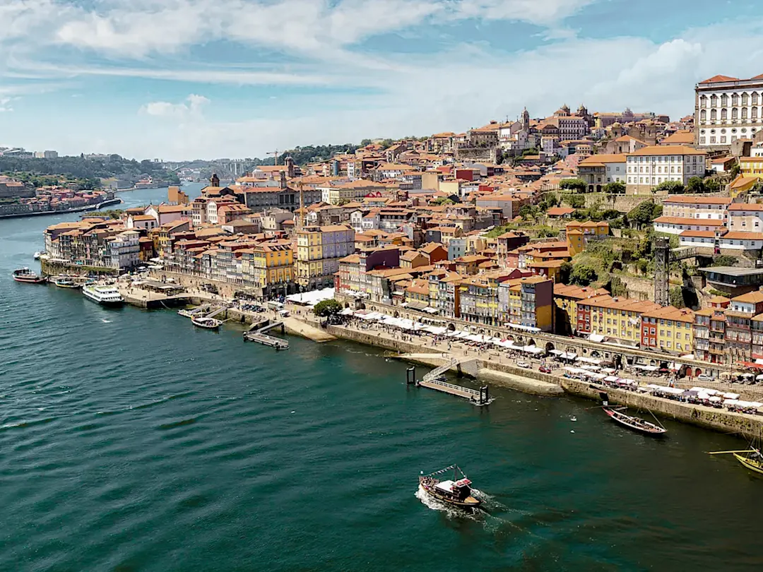 Malerische Altstadt mit farbenfrohen Häusern entlang des Flusses Douro. Porto, Porto, Portugal.