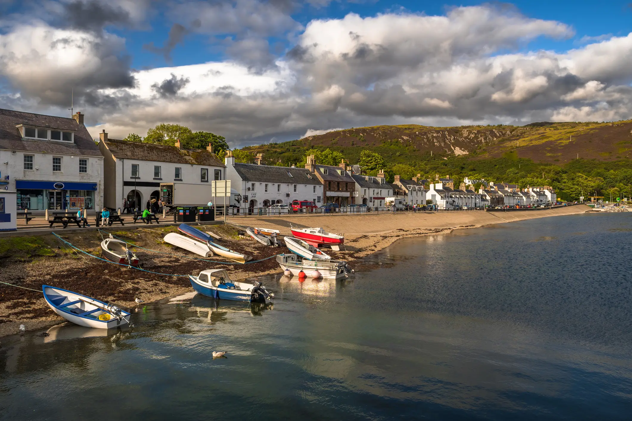Schottland, Ullapool Stadt von Ullapool mit alten Fischerboote am Loch Broom in Schottland.