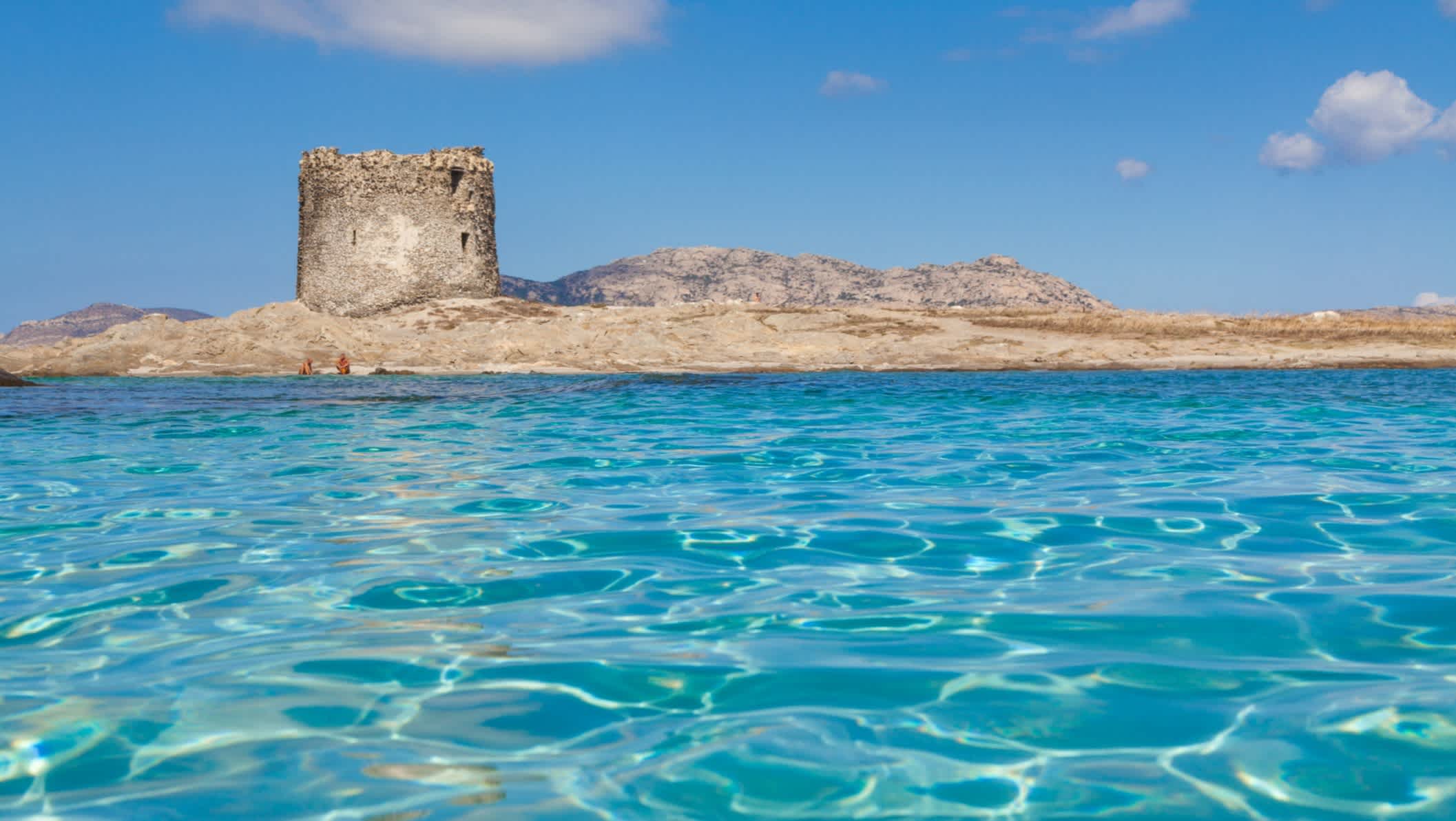 Klares Wasser und der Turm La Pelosa in der Provinz Sassari, Italien