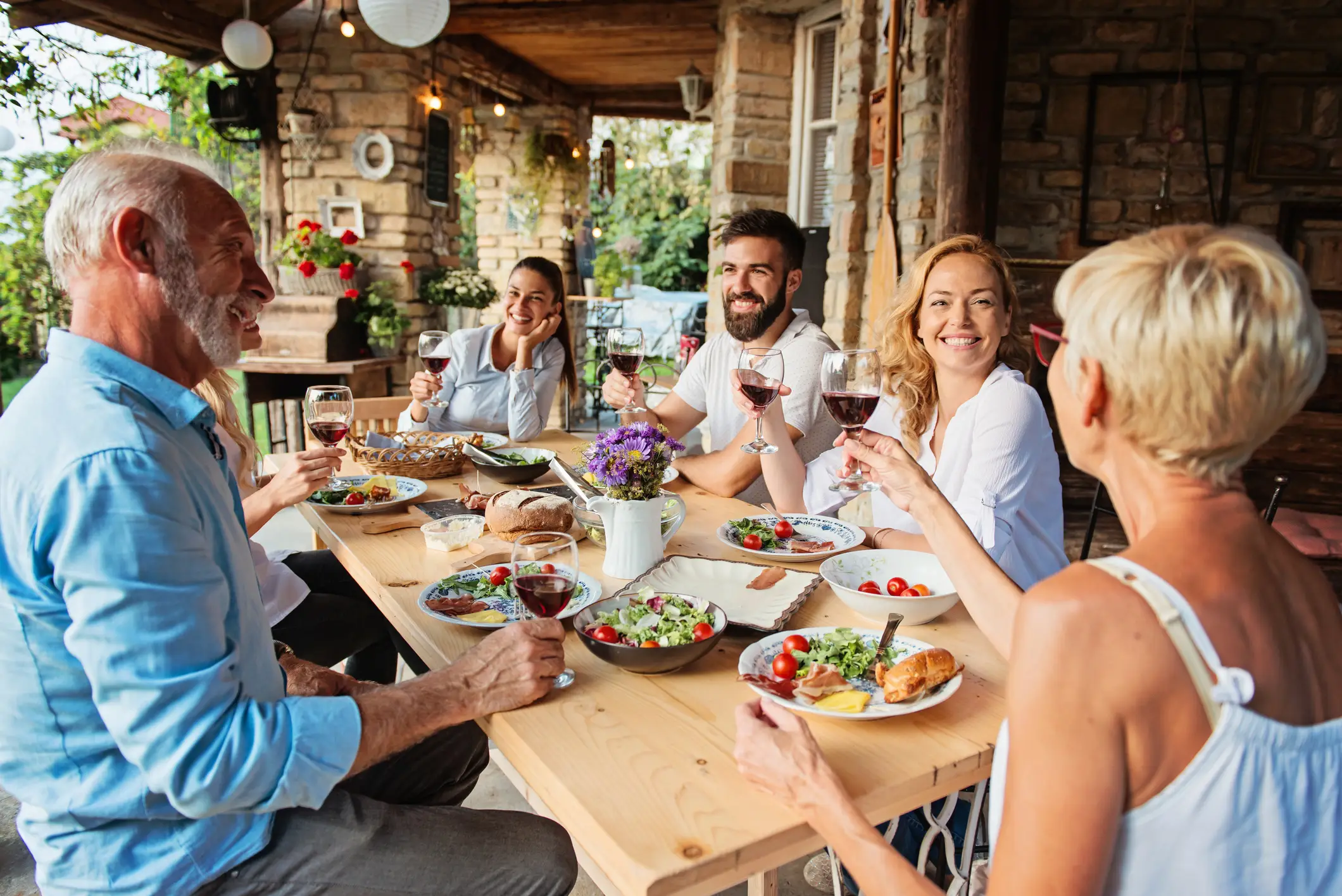 Une famille autour d'un repas en plein air
