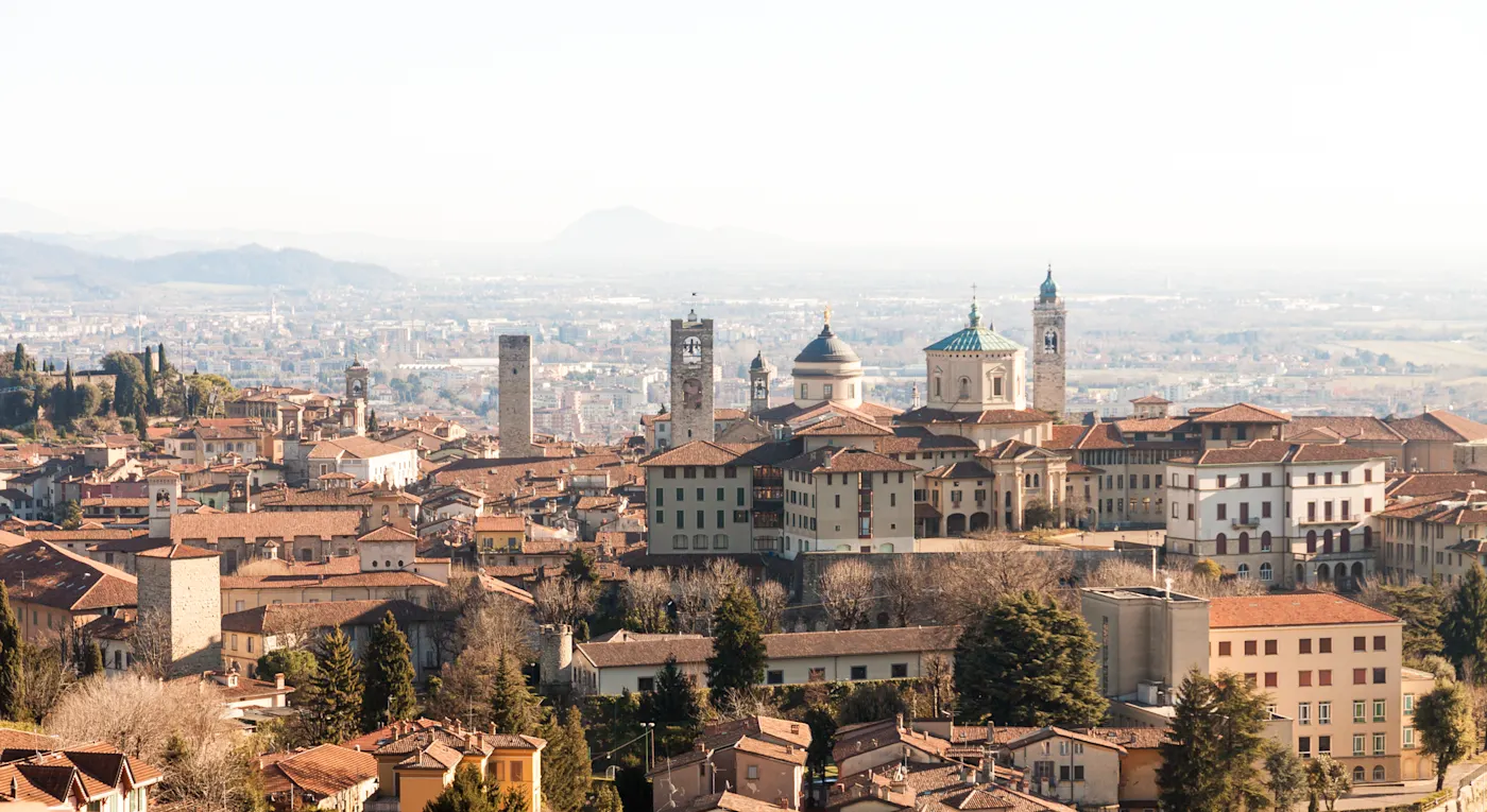 Italien, Bergamo Ein Panoramafoto von Bergamo. Bergamo ist eine Stadt und Gemeinde in der Lombardei, Italien, etwa 40 km nordöstlich von Mailand