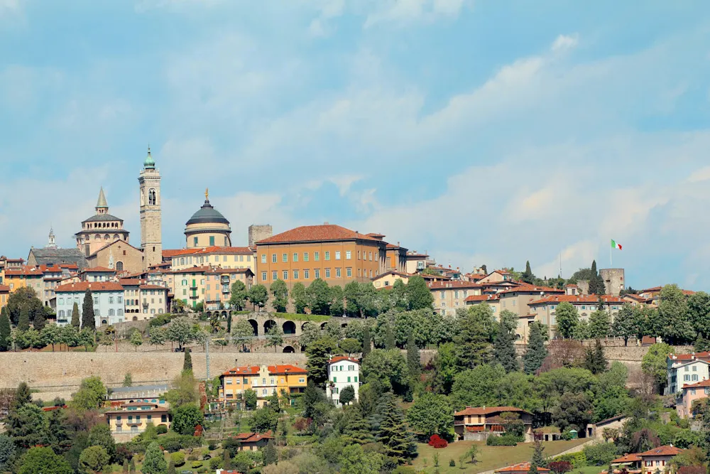 Ein Panoramafoto von Bergamo. Bergamo ist eine Stadt und Gemeinde in der Lombardei, Italien, etwa 40 km nordöstlich von Mailand

