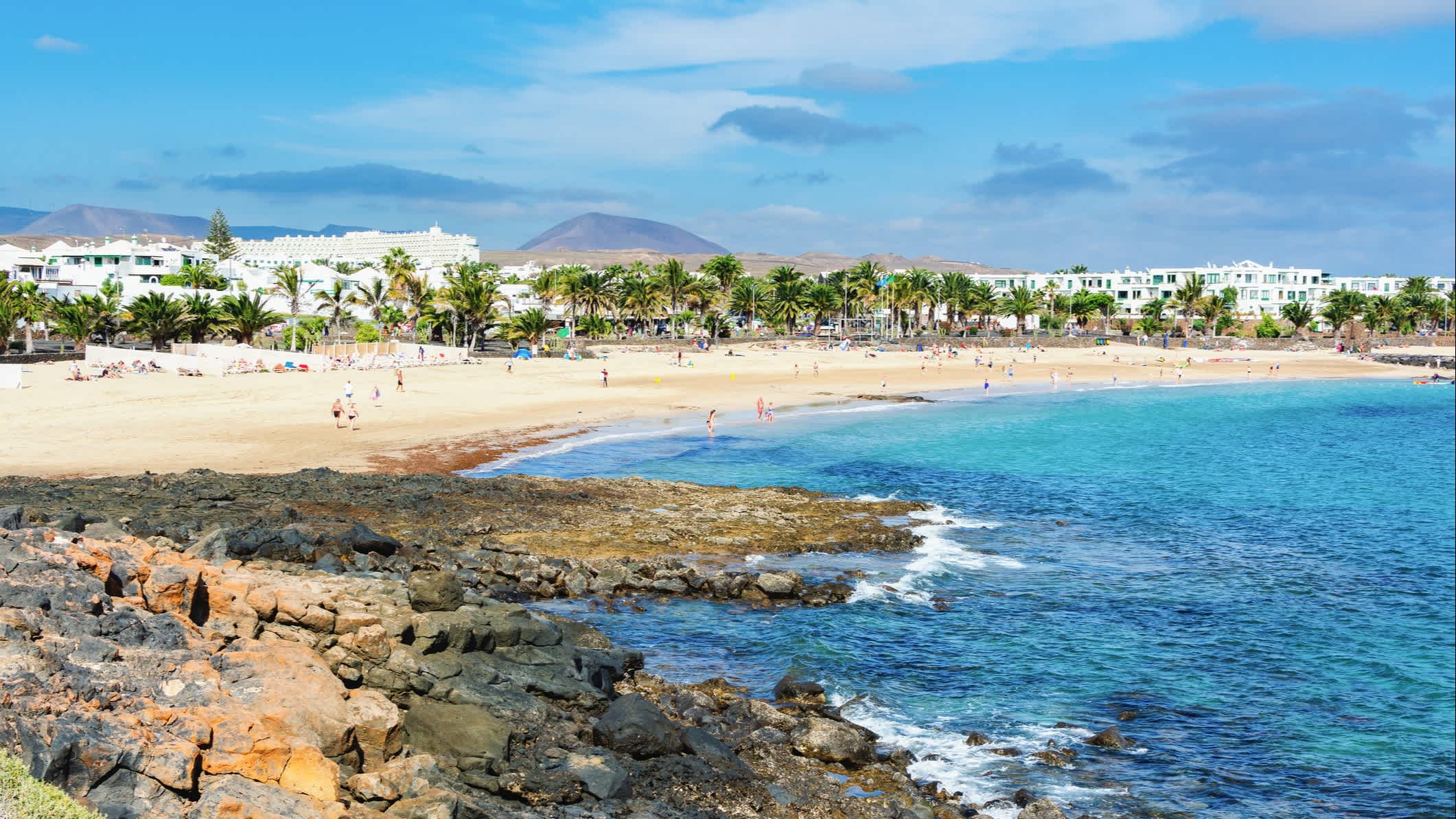 Blick zum Strand Las Cucharas in Costa Teguise, Lanzarote, Spanien

