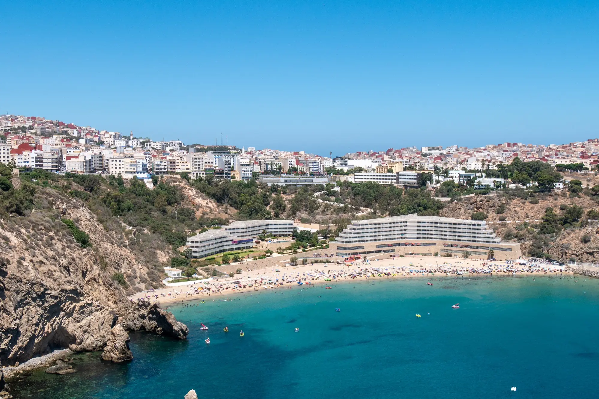 Quemado Beach, Al-Hoceima, Marokko an einem sonnigen Nachmittag.

