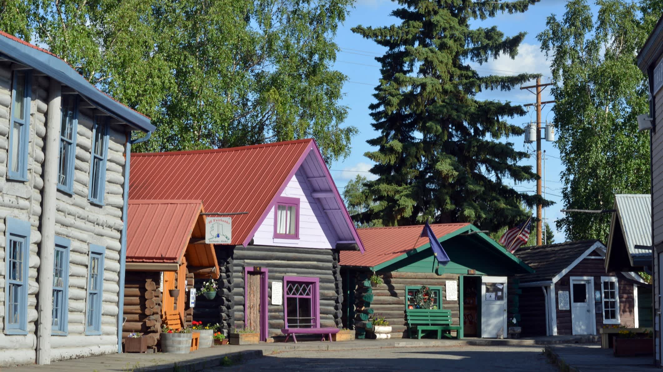 Ansicht der Holzhäuser aus der Goldrauschzeit im Pioneer Park in Fairbanks, Alaska, USA.