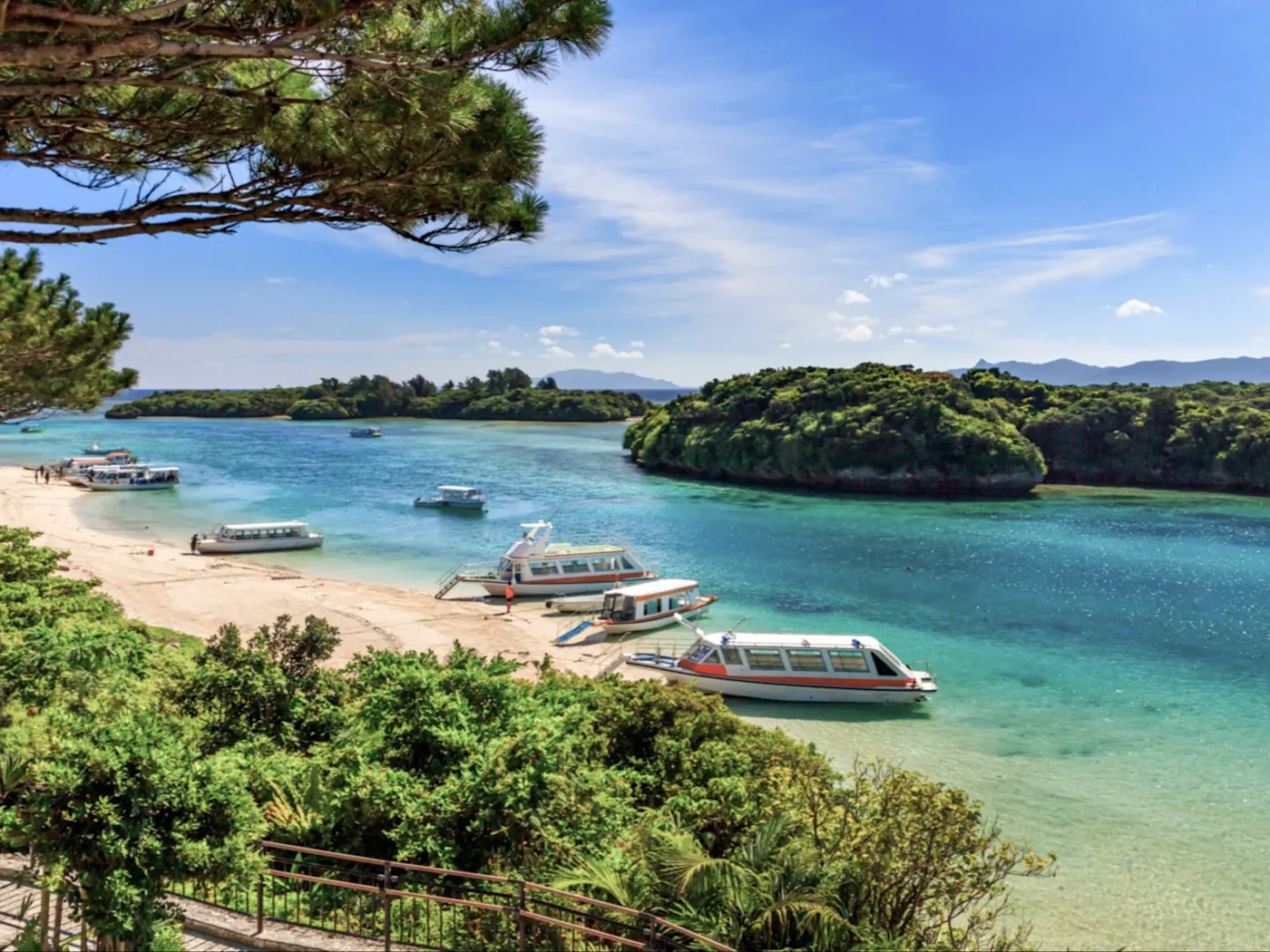 Ishigaki-jima, Japan Der Strand von Ishigaki-jima, besticht durch seinen feinen weißen Sand und das klare, türkisfarbene Wasser – ein perfektes Paradies für Entspannung und Wassersport