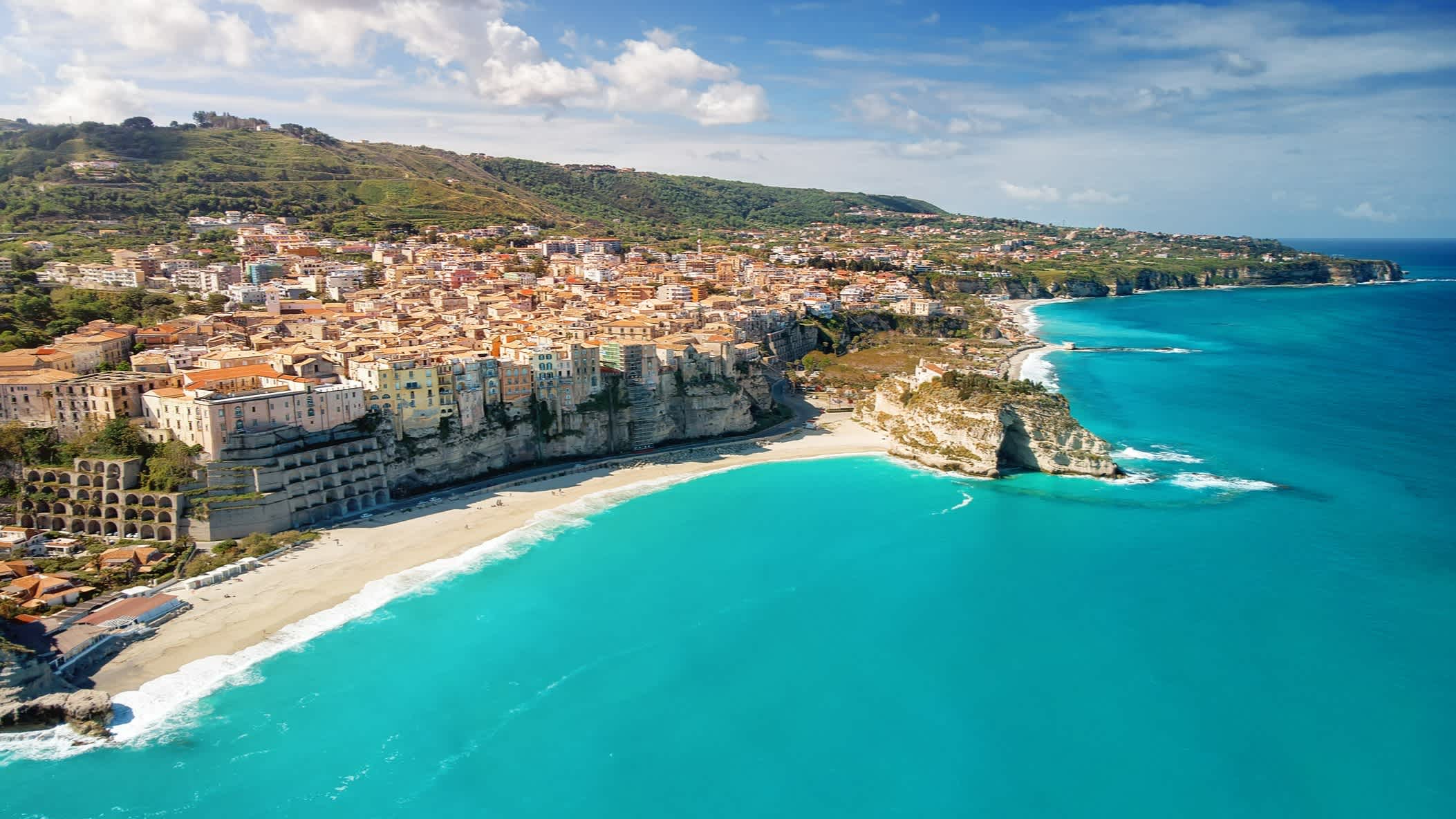 Der Panoramablick von dem Strand in Tropea, Kalabrien, Italien.