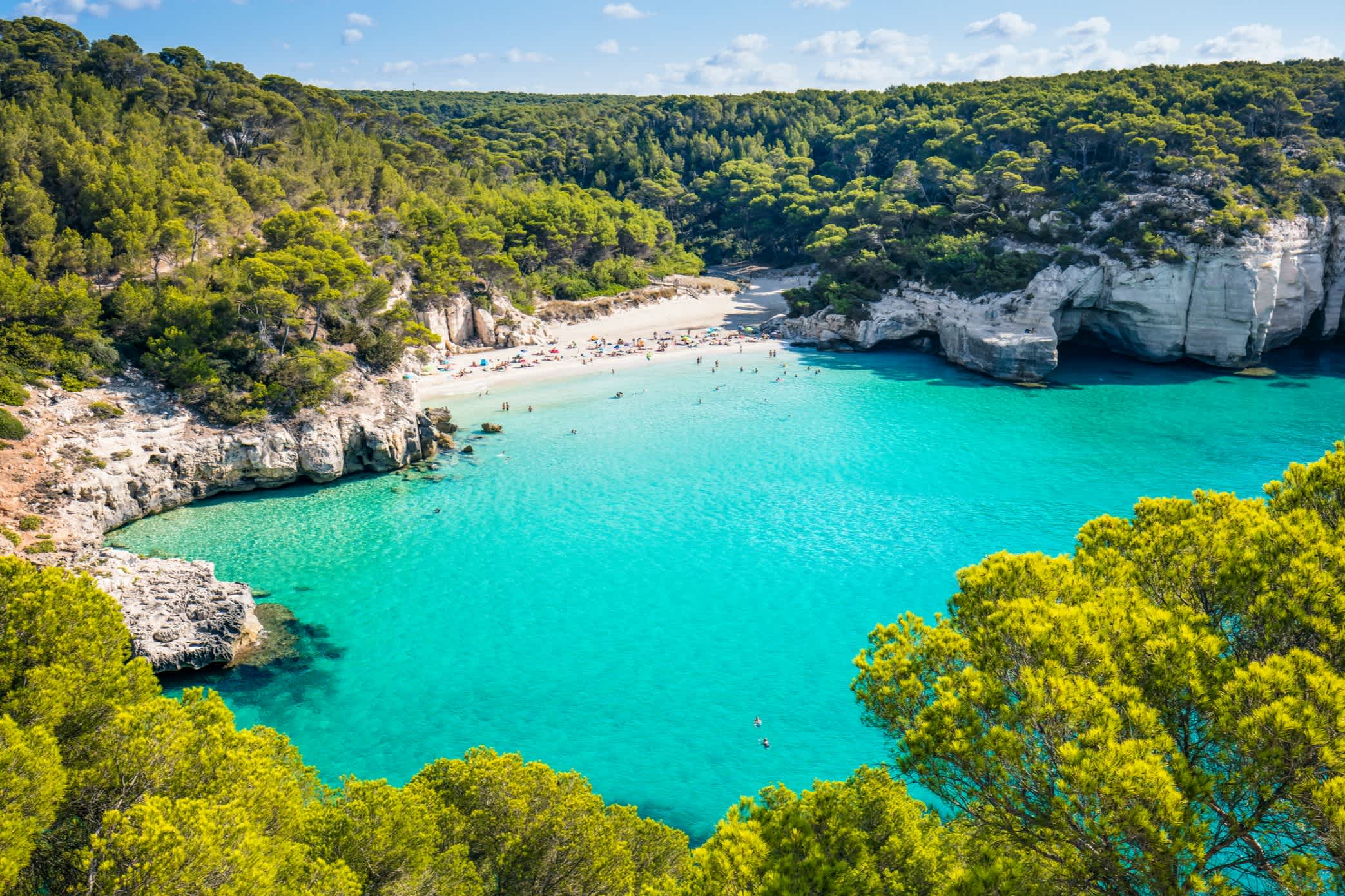 Idyllische Bucht auf Menorca mit kristallklarem Wasser