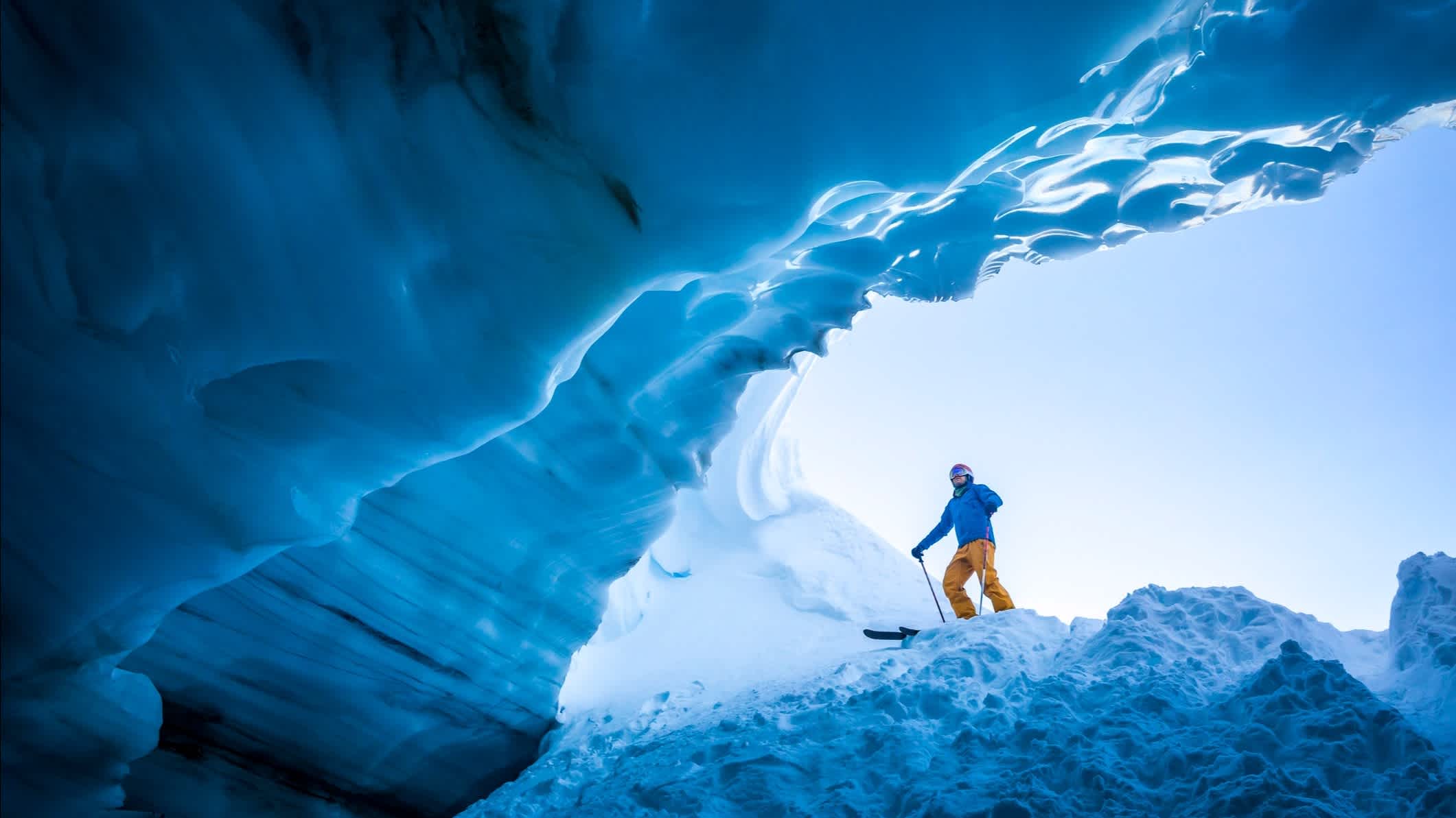 Skifahrer am Eingang zur Eishöhle in Whistler, BC, Kanada.

