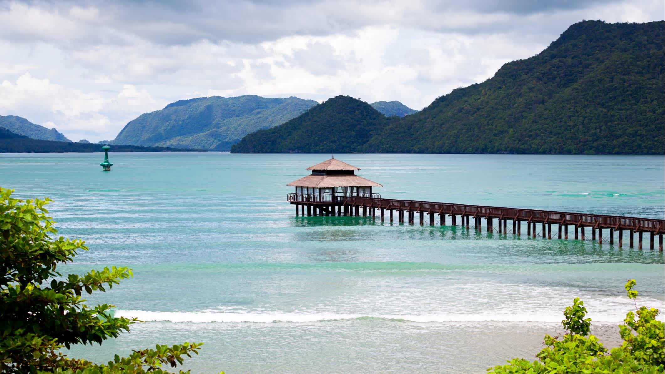 Schöne Seebrücke in Langkawi, Malaysia. 