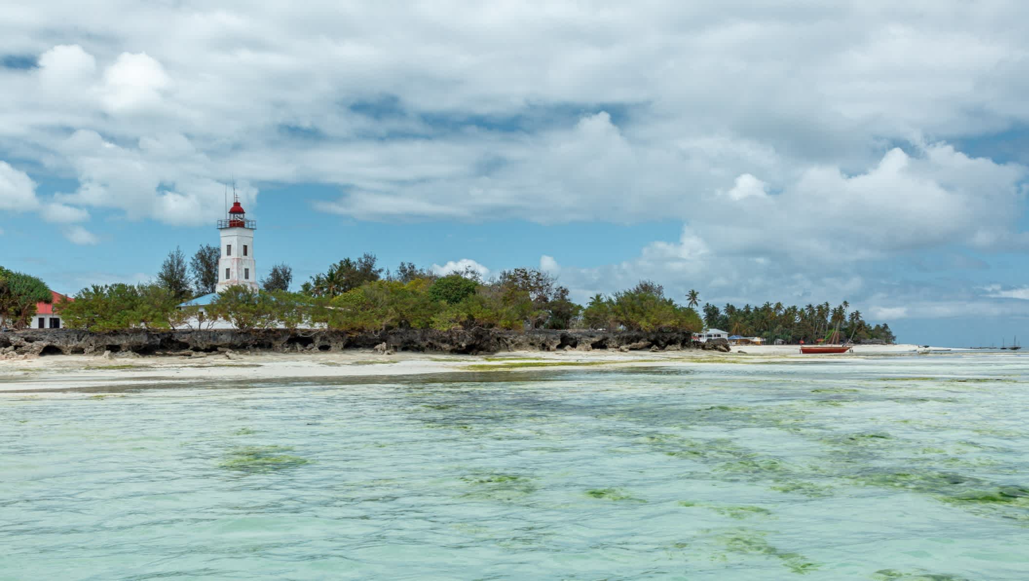 Mnarani Leuchtturm zwischen Bäumen am Strand der Insel Sansibar, Tansania.

