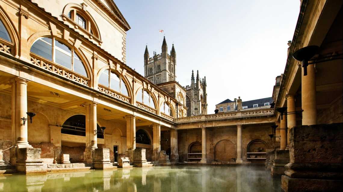 Bains romains avec reflet de l'abbaye de Bath à Bath, Angleterre, Royaume-Uni