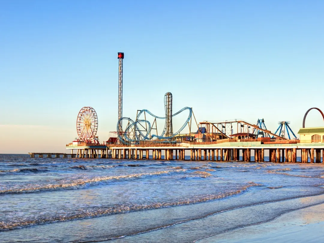 Ein Blick auf den berühmten Pier mit Attraktionen in Galveston, Texas, USA.