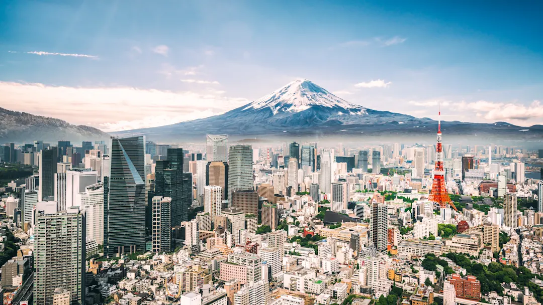 Skyline von Tokio mit dem schneebedeckten Berg Fuji im Hintergrund. Tokio, Kantō, Japan.