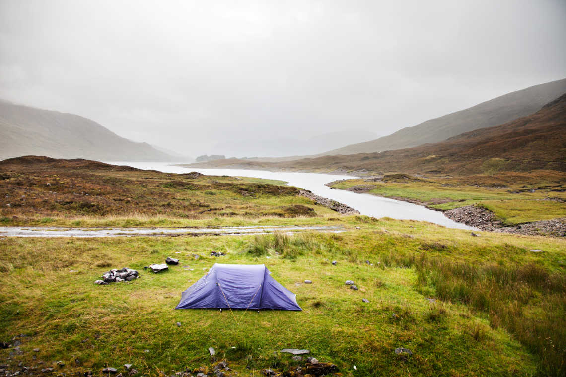 Blaues Campingzelt in den schottischen Highlands, in der Nähe von Loch Cluanie.
