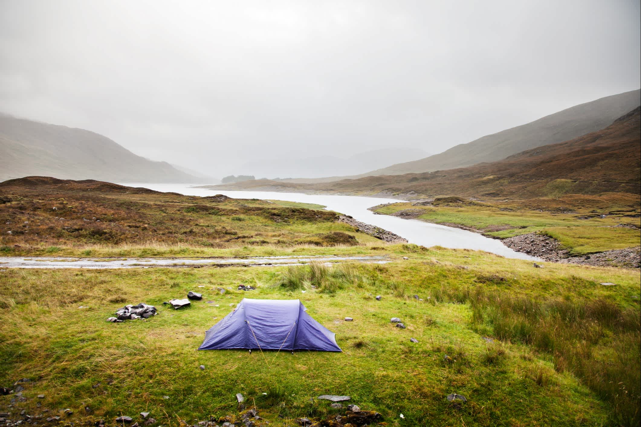 Tente de camping bleue dans les Highlands écossais, près du Loch Cluanie.
