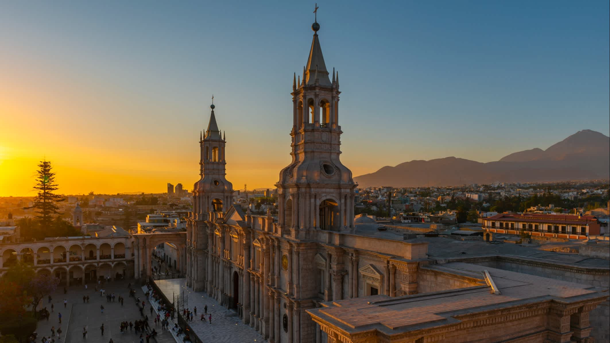 Stadtbild von Arequipa mit der katholischen Kathedrale und dem Hauptplatz Plaza de Armas in den Anden von Peru.
