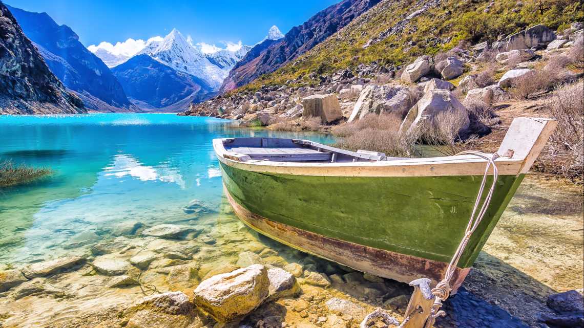 Naturlandschaft im Paron-See mit wunderschönem türkisblauem Wasser, Cordillera Blanca, peruanische Berge, Südamerika